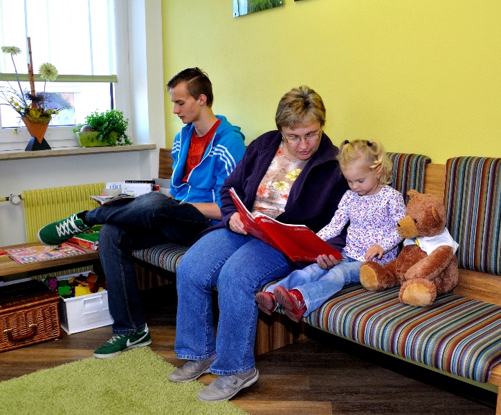 Sprechzimmer mit Patientinnen und Patienten, Zahnarztpraxis Dr. Lindner in Tännesberg
